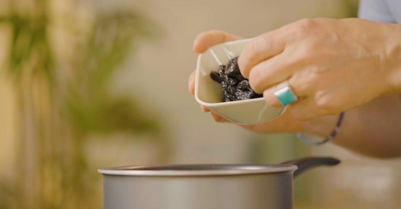 Напиток с черносливом и розмарином