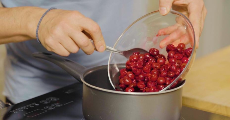 Напиток с вишней и корицей