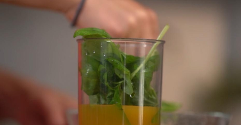 Сок манго с базиликом и мятой